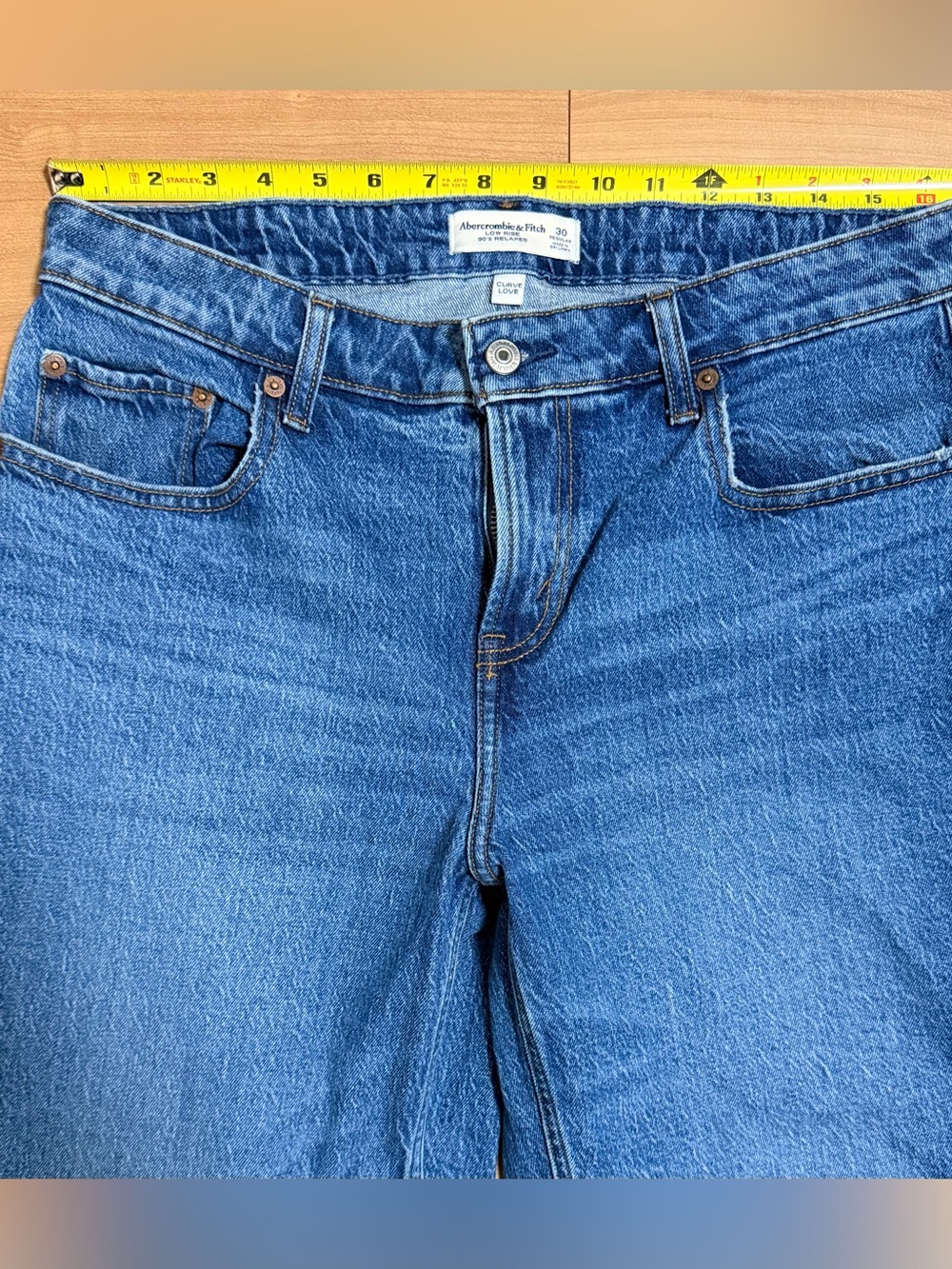 A&F- Low Rise 90s Relaxed Jeans - Picture 2 of 7